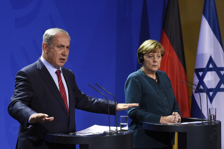 Israeli Prime Minister Benjamin Netanyahu (L) and German Chancellor Angela Merkel address a press conference at the chancellery in Berlin on October 21, 2015.  AFP PHOTO / TOBIAS SCHWARZ