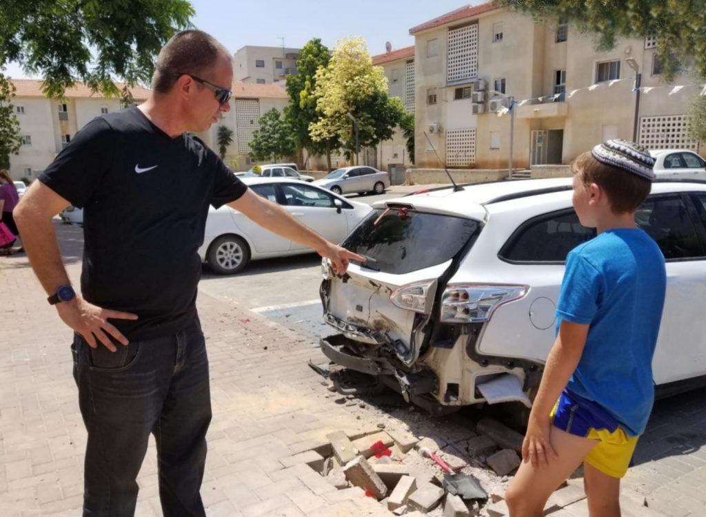 290D1 Sderot. Damaged Car (7175)