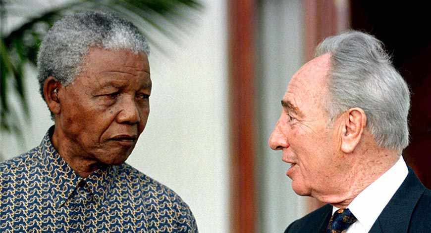 Nelson Mandela with Shimon Peres in 1999