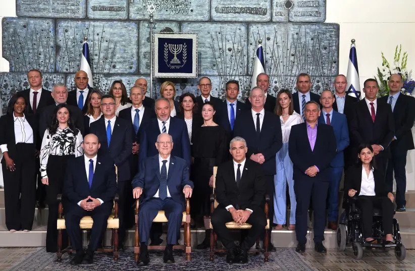 Israel's new government with Israeli President Rivlin at the President's Residence in Jerusalem on June 14, 2021.
(photo credit: AVI OHAYON - GPO)