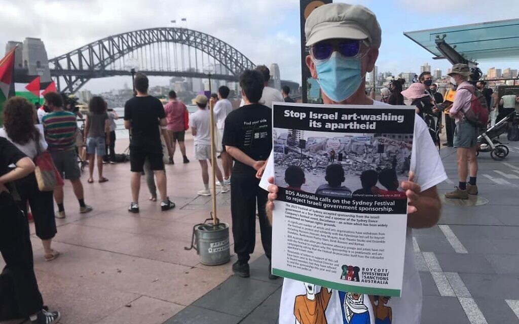 Protesters outside the production of “Decadance” by the Sydney Dance Company (Image: Twitter)