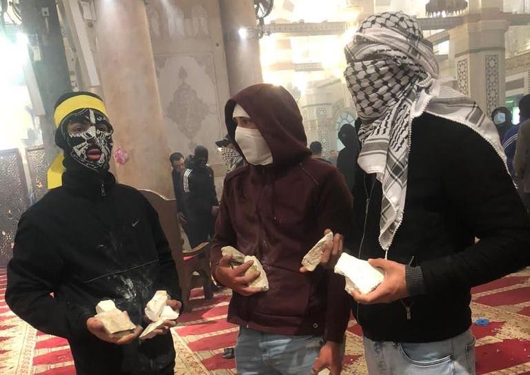 Palestinian extremists ready stones inside the Al-Aqsa Mosque on April 15. Source: Twitter