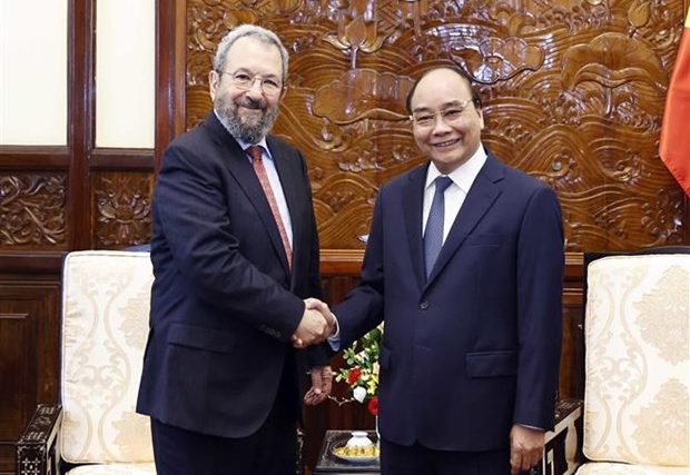 Vietnamese President Nguyen Xuan Phuc (right) and former Israeli Prime Minister Ehud Barak at Presidential Palace, Hanoi (Image: Vietnam News Agency)