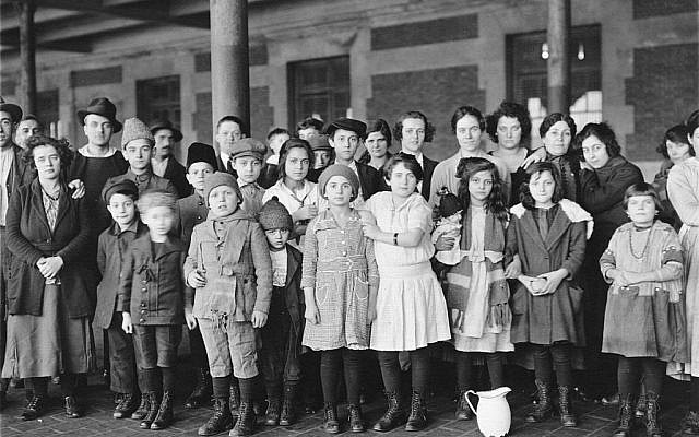 Immigrant children at Ellis Island, New York 1908: Jews had been fleeing Europe since the 1880s (Public domain)