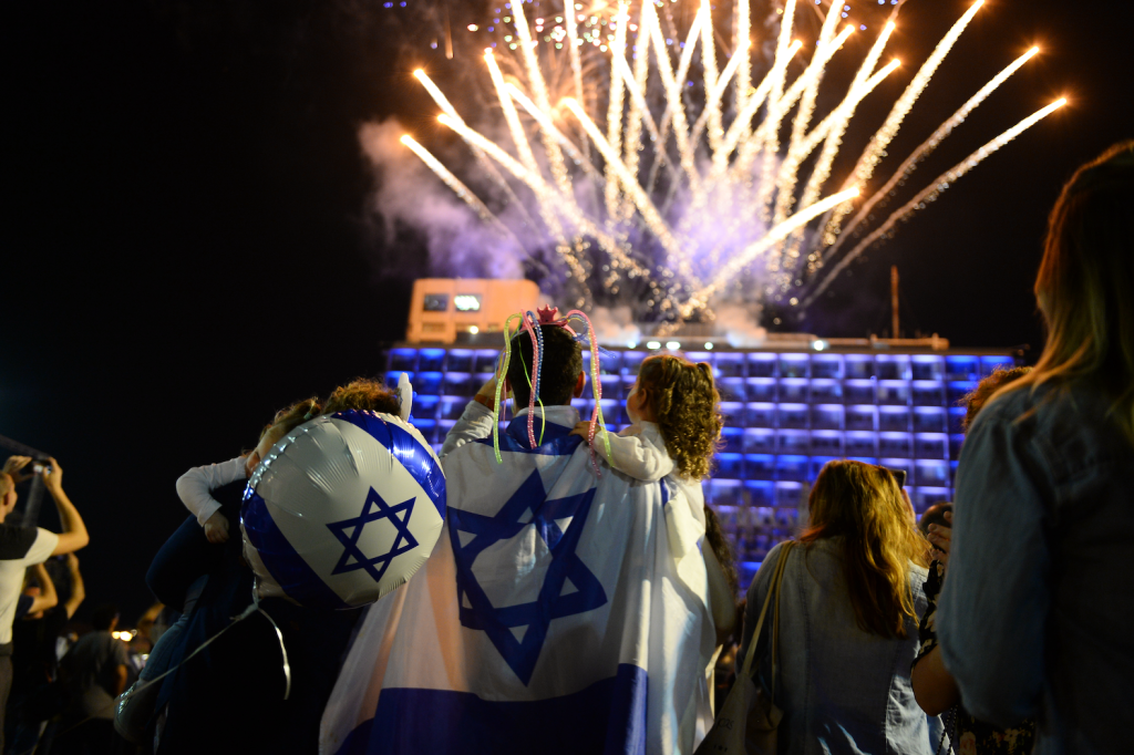 Israelis celebrating Independence Day (Yom  Ha'atzmaut) in Tel Aviv (Photo: Shutterstock, Orlov Sergei)