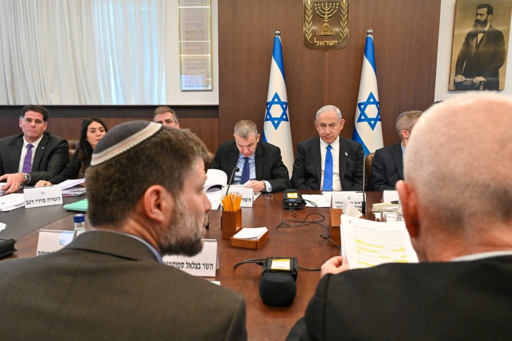 Netanyahu and his cabinet: The PM would likely prefer to lower the heat on judicial reform but is under pressure from Coalition hardliners (Image: GPO/ Flickr)