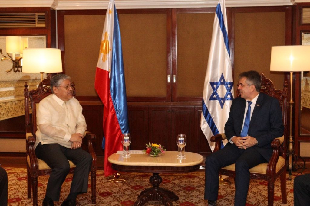 Israeli Foreign Minister Eli Cohen (right) and Secretary for Foreign Affairs of the Philippines Enrique Manalo (source: @SecManalo)