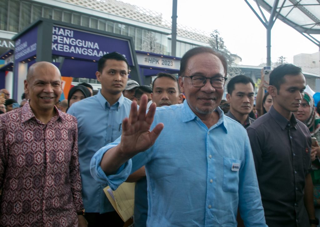 Anwar Ibrahim on the campaign trail: Mixed results for his coalition in state polls (Image: Shutterstock)