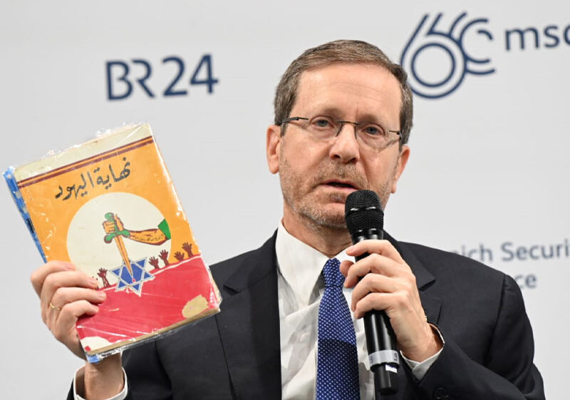 Israeli President Herzog with a book found in Gaza: The End of the Jews (Image: Israel Ministry of Foreign Affairs)
