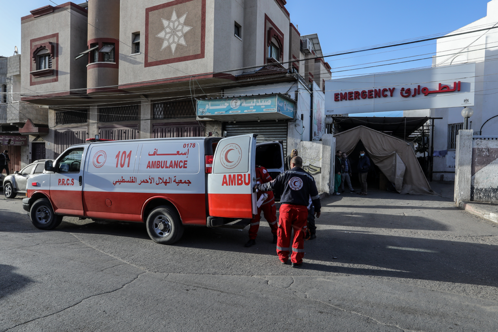 Palestinian Red Crescent workers from Al-Najjar Hospital in the city of Rafah, south of the Gaza Strip (Image: Shutterstock)
