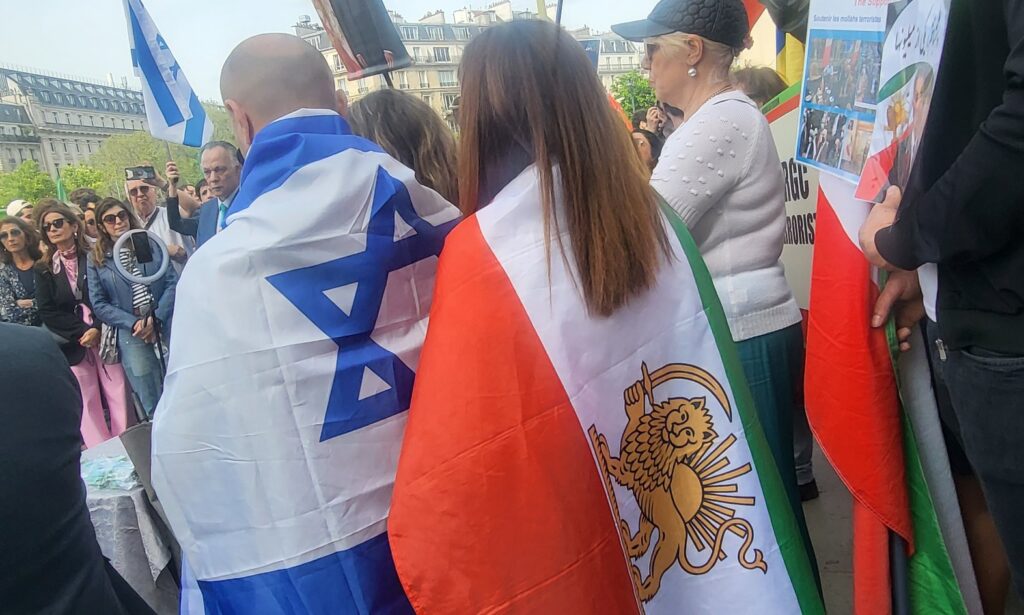 At rallies across the world, it’s not unusual to see the former Iranian flag being waved proudly alongside Israeli flags (Image: X/ Twitter)