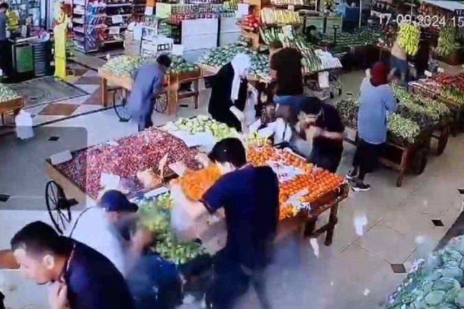 Hezbollah operatives caught by surprise by their exploding pagers while shopping (Image: Screenshot/X)