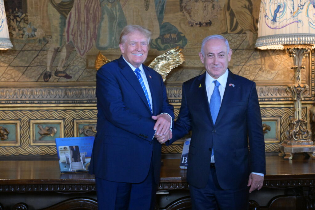 Donald Trump with Israeli Prime Minister Netanyahu at his Mar-a-Lago estate, Florida, July 26, 2024 (Image: PMO/ Flickr)