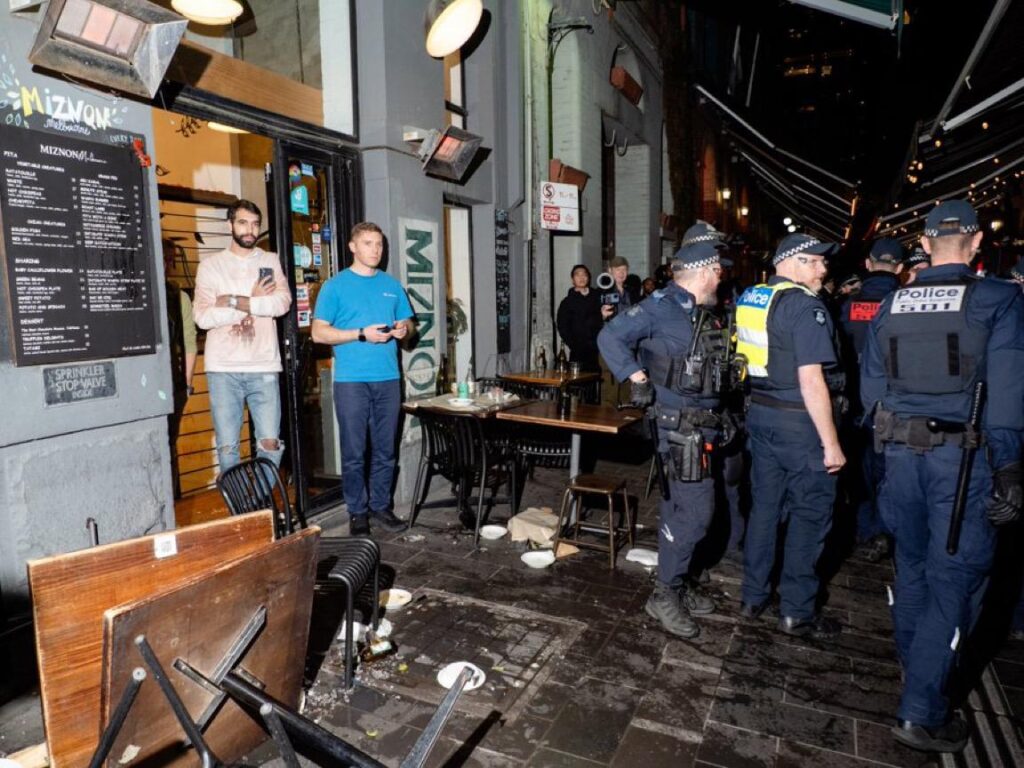 Israeli restaurant Miznon targeted by violent anti-Israel protesters in Melbourne on July 4 (image: X/@Holly_Da)