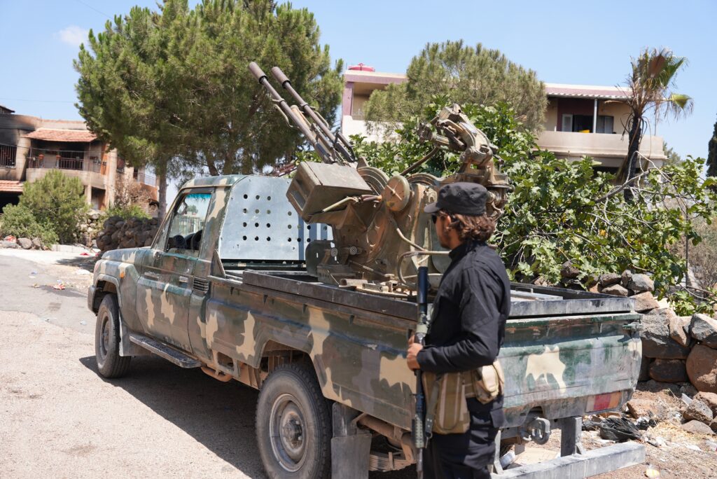 Fighters and military vehicles belonging to Syrian government forces intervene in the city of Sweida to enforce a ceasefire between Druze factions and Bedouin tribes. Syria, July 20, 2025 (Image: Shutterstock)
