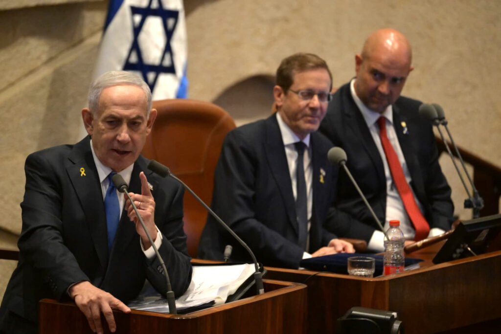 Israeli PM Netanyahu in the Knesset, flanked by President Herzog (centre) and speaker Amir Ohana (GPO/ Flickr)
