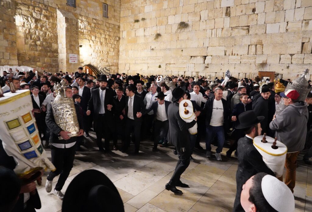Celebrating with Torah scrolls in Jerusalem (Image: Teo K/ Shutterstock)