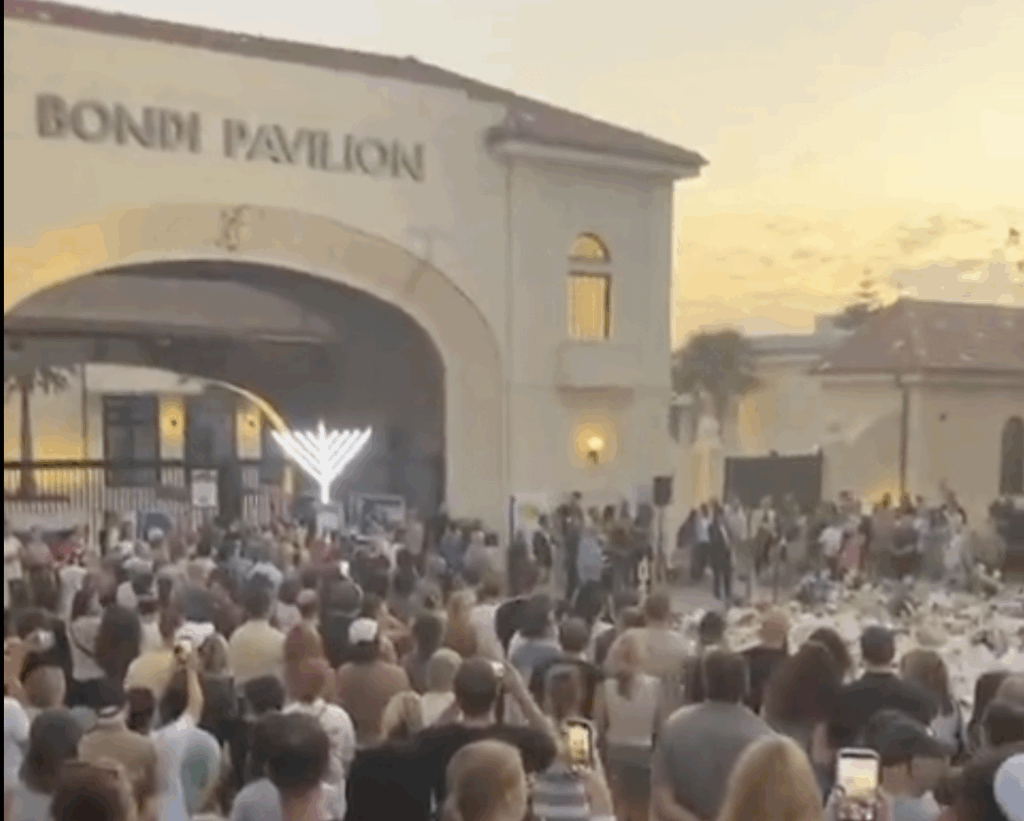 Vigil for the victims at Bondi Beach (Image: Screenshot)