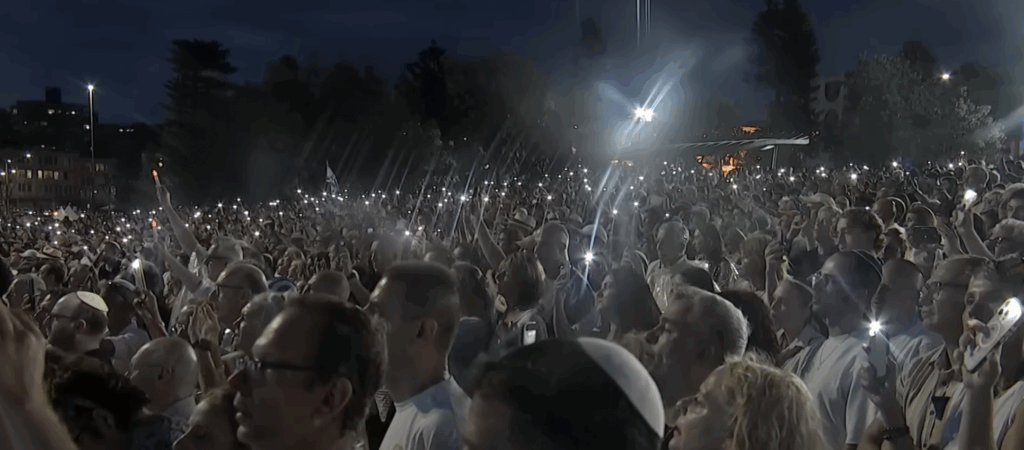 Vigil for the victims at Bondi Beach (Image: Screenshot)