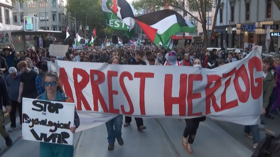 Protesters rally against Israeli President Isaac Herzog in Melbourne (Image: Democracy Now/ X)