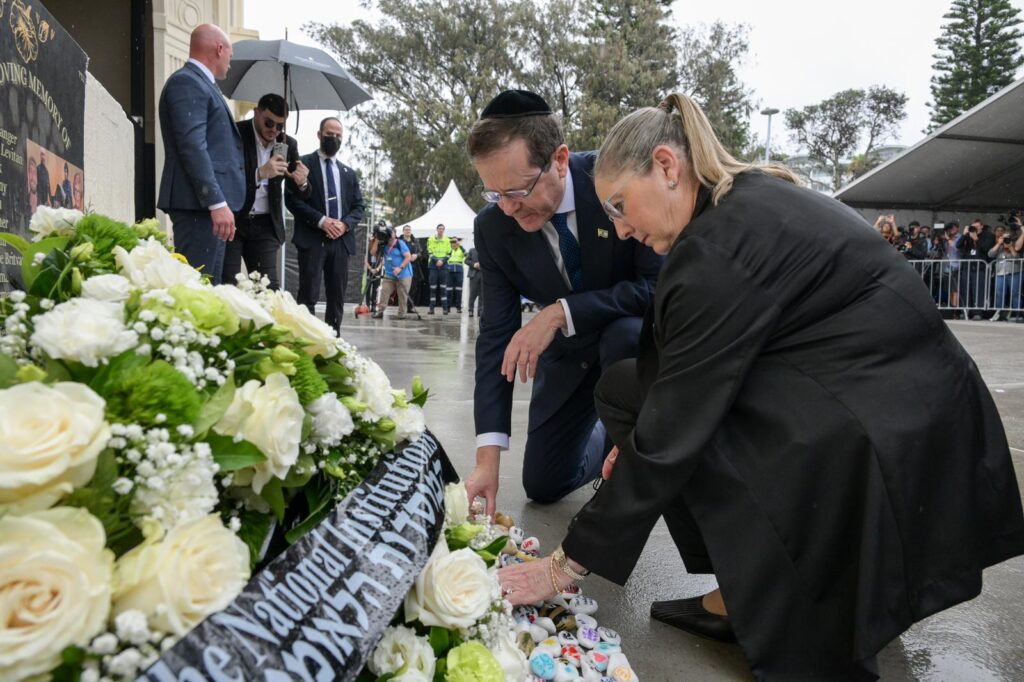Israeli President Herzog and his wife Michal place a wreath for the Bondi victims (Image: Ma'ayan Toaf/ GPO)