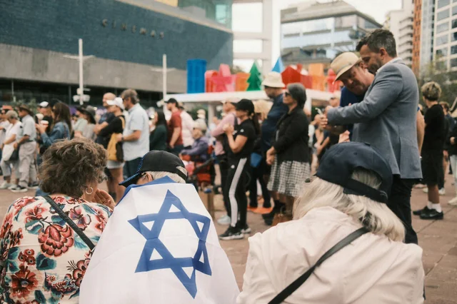 A vigil for the Bondi victims in Auckland (Image: Reddit/ r/newzealand)