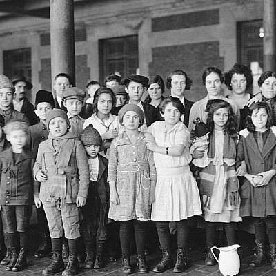 Immigrant children at Ellis Island, New York 1908: Jews had been fleeing Europe since the 1880s (Public domain)
