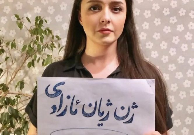 Taraneh Alidoosti, one of Iran's most famous actresses, appearing publicly without her headscarf and holding a sign with the Kurdish words for "Women, Life, Freedom". Despite the regime's bloody repression, Alidoosti has vowed to remain in her homeland "at any price" and support the families of those killed or arrested in the protest crackdown  (Photo: Instagram)