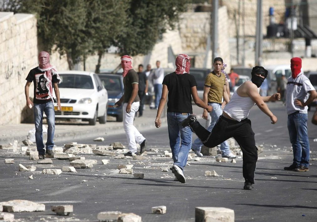197E1 Ras Al Amud. Rioting Palestinian Youths (5121)