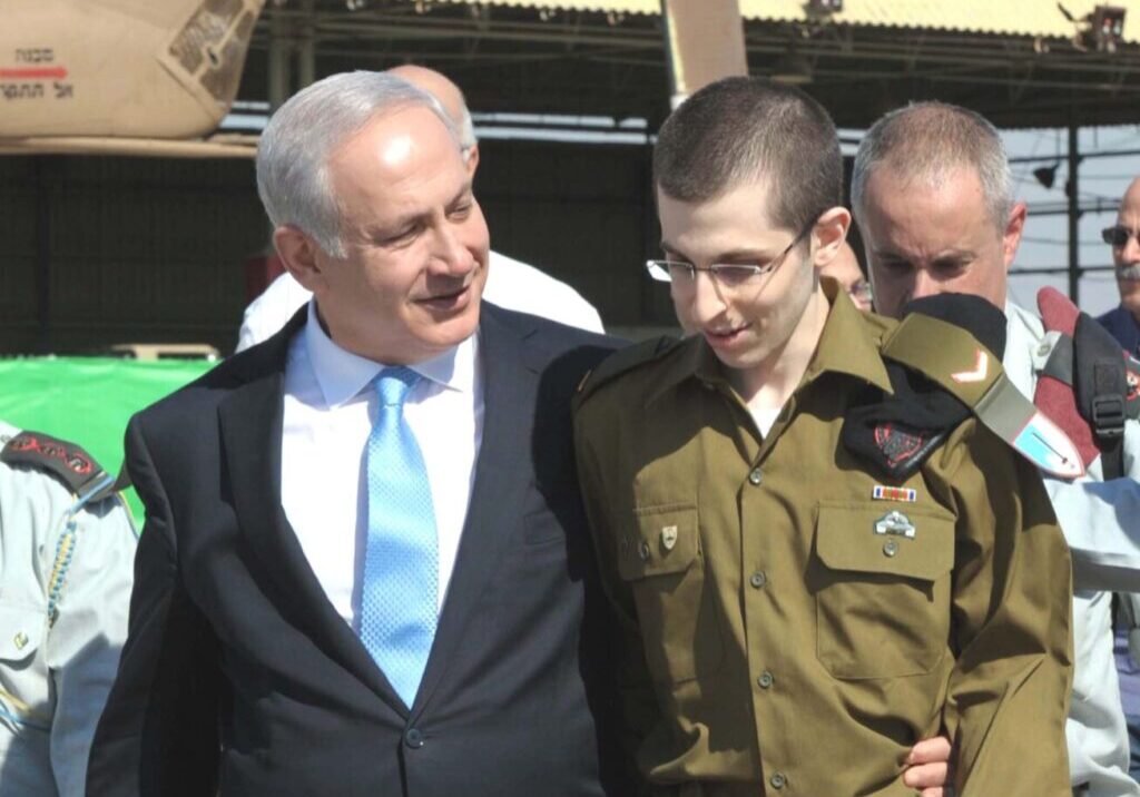 Israeli PM Netanyahu with Gilad Shalit following the lop-sided 2011 prisoner swap deal that led to his freedom (Image: Isranet)