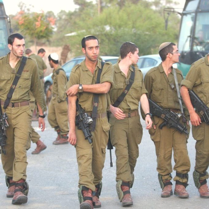 IDF paratroopers outside the Gaza border (File photo: Isranet)