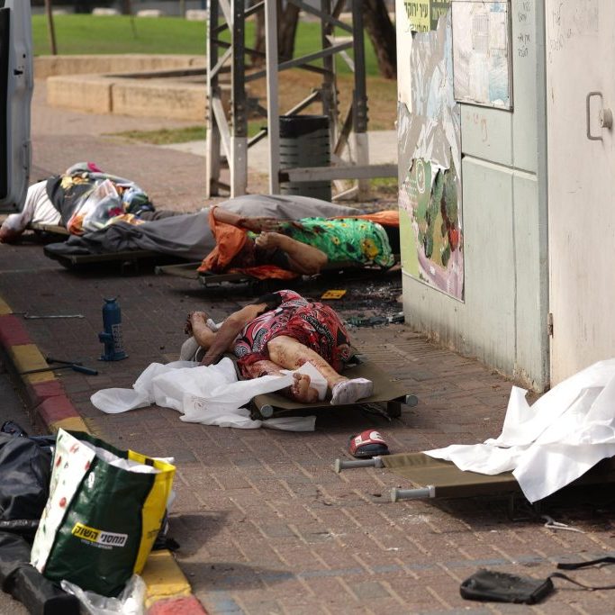 Sderot, Israel. 7th Oct, 2023. Bodies of dead Israelis lie on the ground following the attacks of Hamas (Image: Ilia Yefimovich/dpa/Alamy Live News)