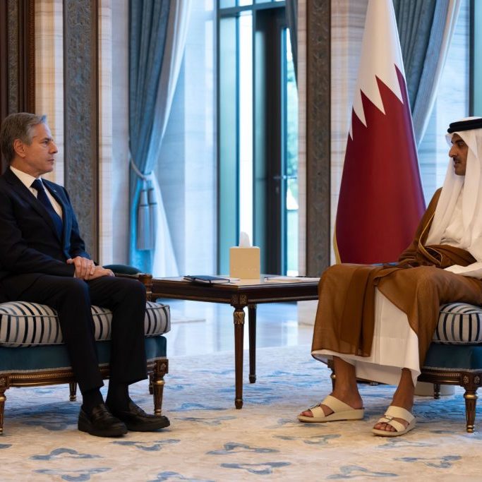 Secretary of State Antony Blinken with Qatari Emir Sheikh Tamim bin Hamad Al Thani in Doha, Qatar (Image: Alamy Live News)