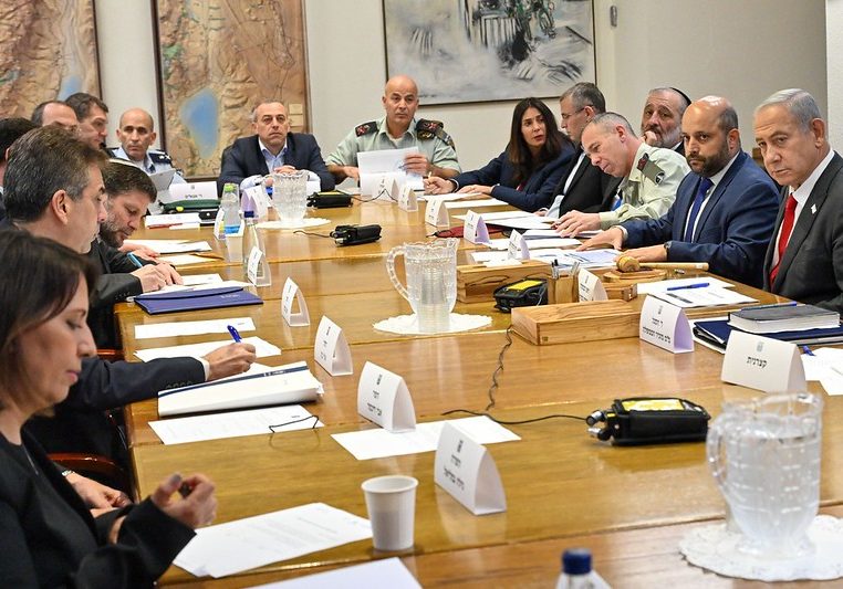 Israeli PM Binyamin Netanyahu (right) convenes his new cabinet. (Credit: PMO)