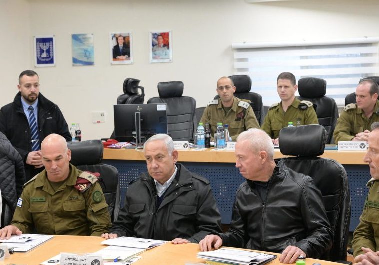 Netanyahu (centre) with Defence Minister Yoav Galant (second from right), other officials, and top IDF brass (Image: IGPO/Flickr)