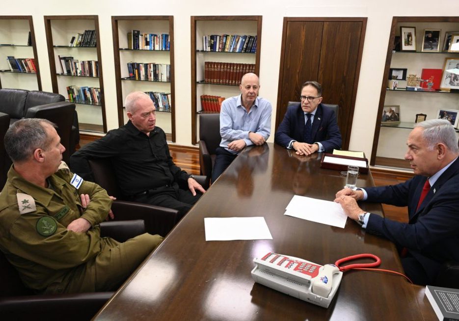 Netanyahu (right), with Defence Minister Gallant (top left), IDF Chief of Staff Halevi (bottom left) and other security officials (Image: GPO/ Flickr)