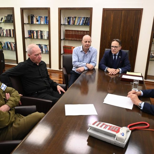 Netanyahu (right), with Defence Minister Gallant (top left), IDF Chief of Staff Halevi (bottom left) and other security officials (Image: GPO/ Flickr)