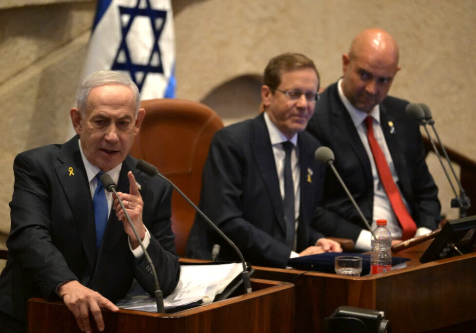 Israeli PM Netanyahu in the Knesset, flanked by President Herzog (centre) and speaker Amir Ohana (GPO/ Flickr)