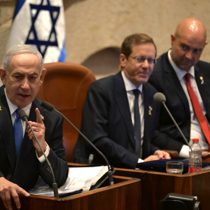 Israeli PM Netanyahu in the Knesset, flanked by President Herzog (centre) and speaker Amir Ohana (GPO/ Flickr)