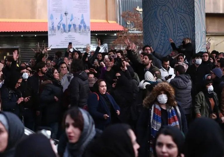 A new wave of unrest in Iran: Gathering and protest rally outside Amir Kabir University in Teheran last year (photo: Wikimedia Commons)