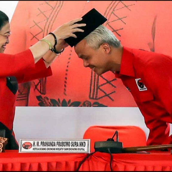 Anointed: Having followed Megawati's direction on the Israel/FIFA issue, Ganjar Pranowo receives her blessing as the PDI-P presidential candidate (Image: Twitter)