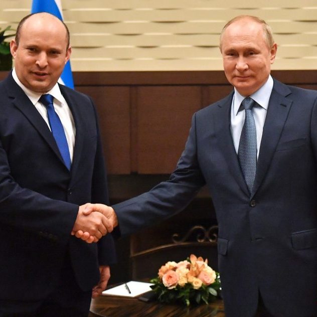 Israeli PM Naftali Bennett (L) has made Israel the "primary international mediator" in talks between Russia and Ukraine to end the war started by Russia's invasion, thanks to Israel's strong relations with both Russian President Putin (R) and Ukrainian President Zelensky (Photo: Wikimedia Commons) 