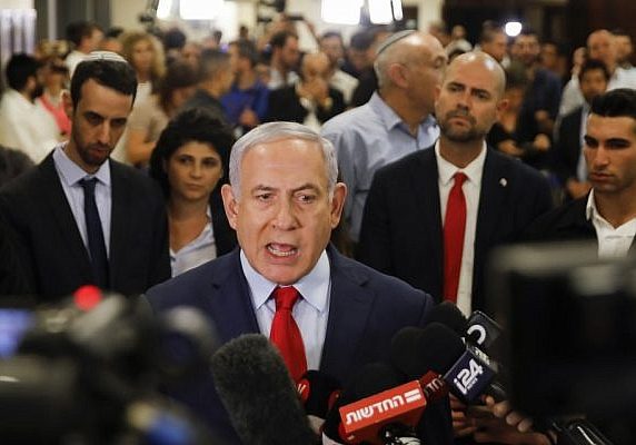 Prime Minister Binyamin Netanyahu talks to the press following a vote on a bill to dissolve the Knesset on May 29, 2019. (Photo: Menahem KAHANA / AFP)