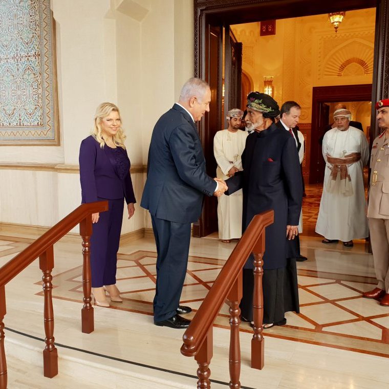 Israeli Prime Minister Binyamin Netanyahu (L) attends a meeting with Sultan of Oman Sayyid Qaboos bin Said Al Said (R) in Muscat, Oman, on October 26, 2018