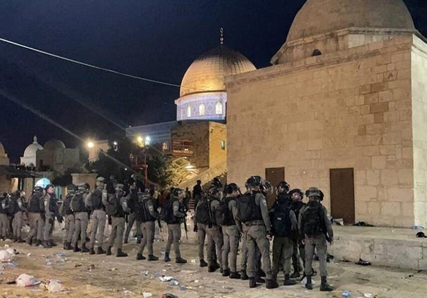 Stand-off at al-Aqsa (Image: Twitter)