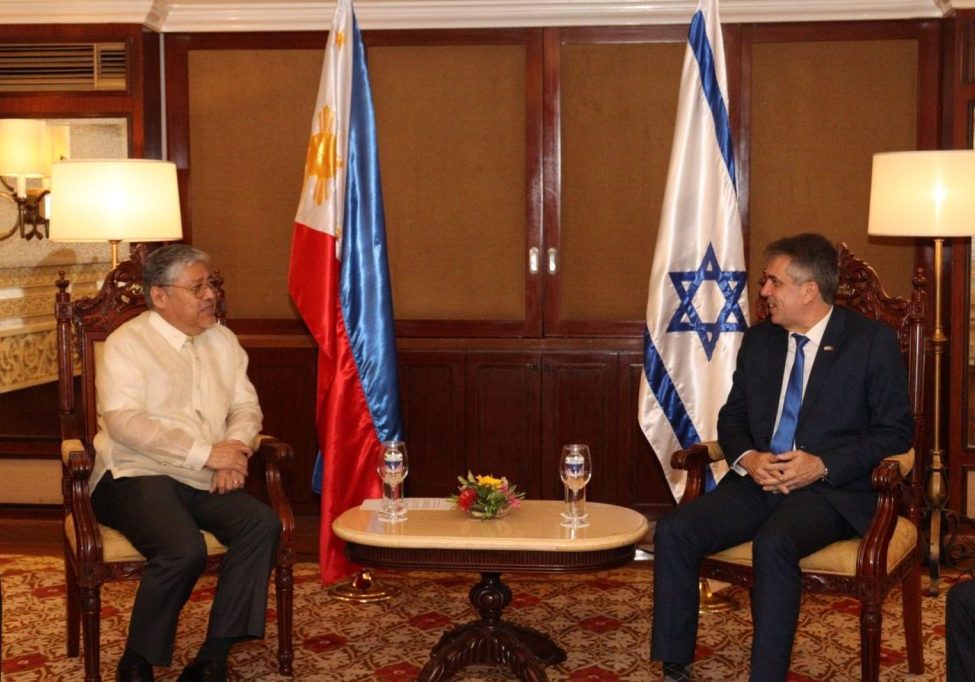 Israeli Foreign Minister Eli Cohen (right) and Secretary for Foreign Affairs of the Philippines Enrique Manalo (source: @SecManalo)