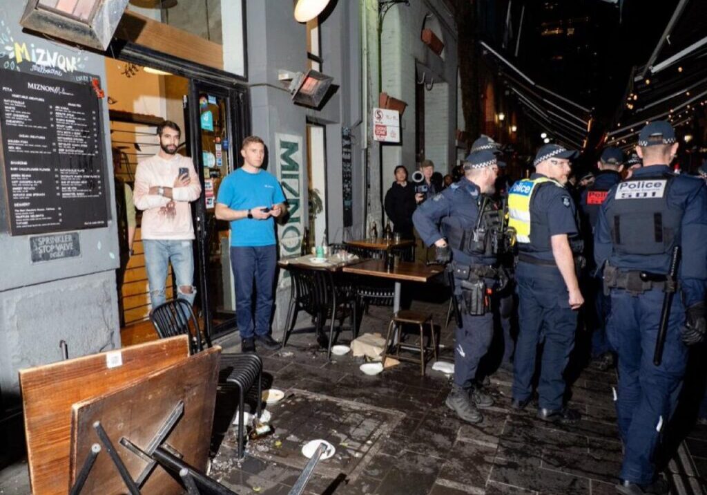 Israeli restaurant Miznon targeted by violent anti-Israel protesters in Melbourne on July 4 (image: X/@Holly_Da)