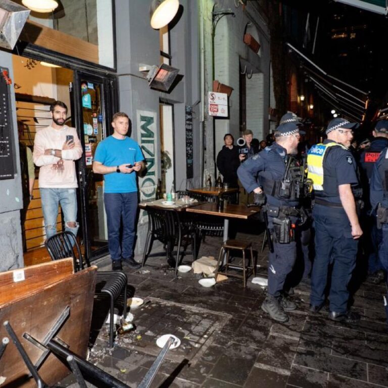 GvA6reKaoAAe2s5 Israeli restaurant Miznon targeted by violent anti-Israel protesters in Melbourne on July 4 (image: X/@Holly_Da)
