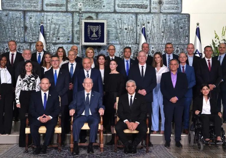 Israel's new government with Israeli President Rivlin at the President's Residence in Jerusalem on June 14, 2021.
(photo credit: AVI OHAYON - GPO)