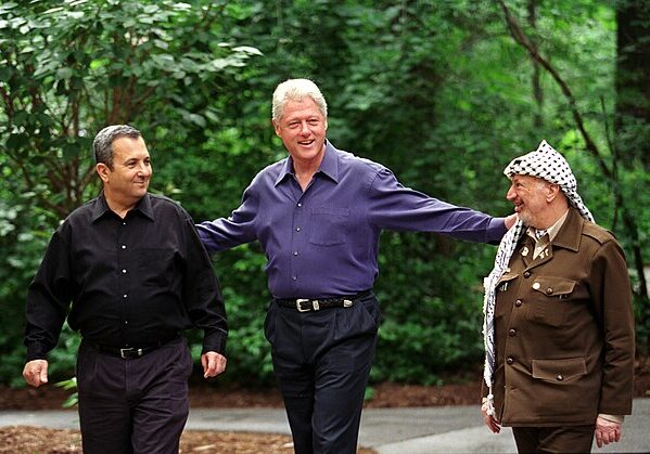 President Bill Clinton walks Prime Minister Ehud Barak of Israel and Yasser Arafat of the Palestinian Authority at Camp David, Maryland, July 2000 (Image: Wikipedia)